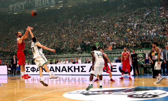 Το τρίποντο του Σπανούλη μέσα από το γήπεδο