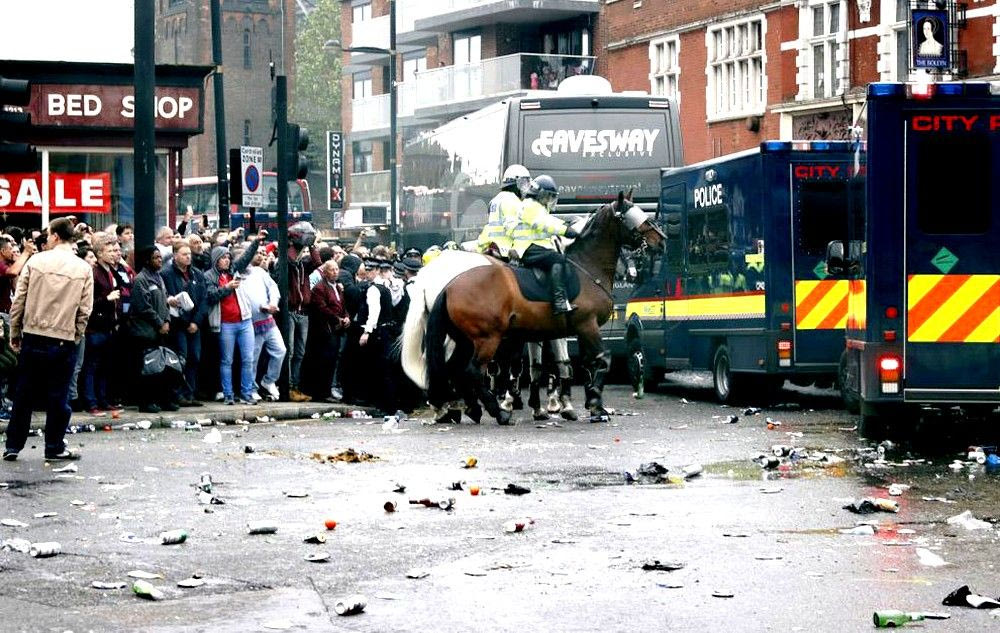 Δία βίου αποκλεισμός για δύο οπαδούς της Γούεστ Χαμ