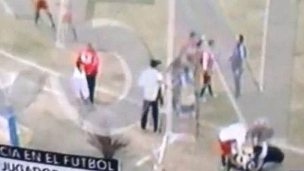 Ποδοσφαιριστής πέθανε στο γήπεδο από γροθιά στο κεφάλι (VIDEO)