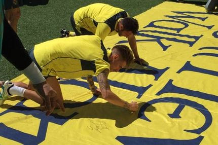 Οι παίκτες της Βιγιαρεάλ υπέγραψαν το πανό για τα θύματα του Χίλσμπορο