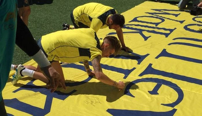 Οι παίκτες της Βιγιαρεάλ υπέγραψαν το πανό για τα θύματα του Χίλσμπορο