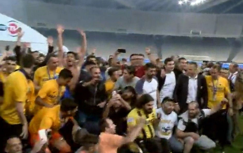 Ο Ξηροκώστας στους πανηγυρισμούς της ΑΕΚ