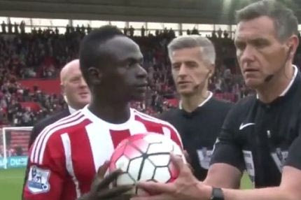 Διαιτητής τρολάρει τον Μανέ!