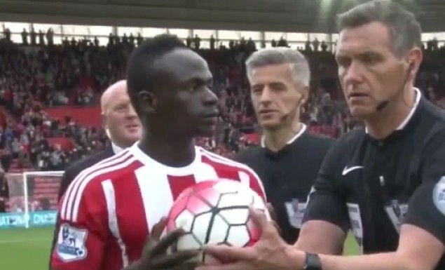 Διαιτητής τρολάρει τον Μανέ!