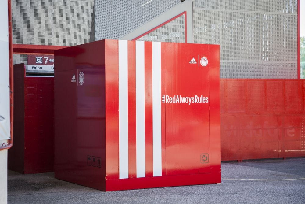 #RedAlwaysRules: Το κόκκινο κουτί της adidas είναι έξω απ’τη Θύρα 7