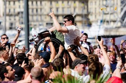 Σήκωσαν στον… αέρα οπαδό με ειδικές ανάγκες οι Άγγλοι οπαδοί