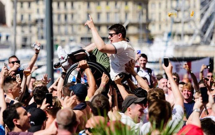 Σήκωσαν στον… αέρα οπαδό με ειδικές ανάγκες οι Άγγλοι οπαδοί