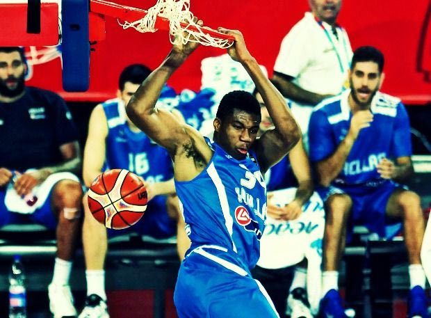 ΠΑΡΑΣΚΗΝΙΟ: Δύσκολα μένει Εθνική ο Αντετοκούνμπο