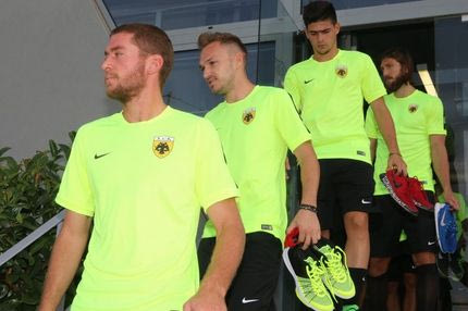 To… φωσφοριζέ αθλητικό υλικό της ΑΕΚ