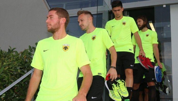 To… φωσφοριζέ αθλητικό υλικό της ΑΕΚ