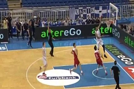 Δεν “παίζεται” ο Αντετοκούνμπο: Φοβερό κάρφωμα κόντρα στην Τουρκία