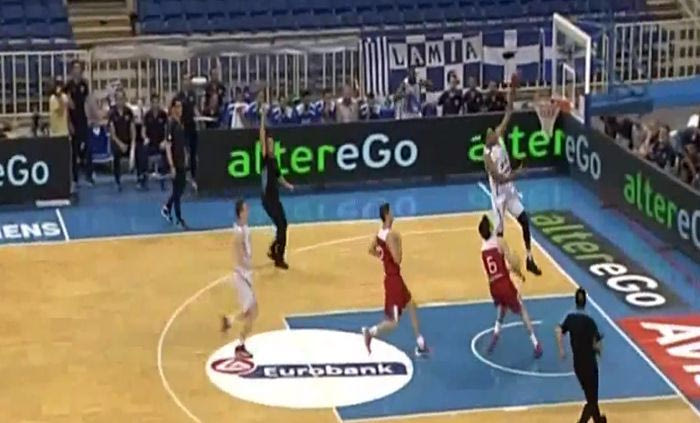 Δεν “παίζεται” ο Αντετοκούνμπο: Φοβερό κάρφωμα κόντρα στην Τουρκία