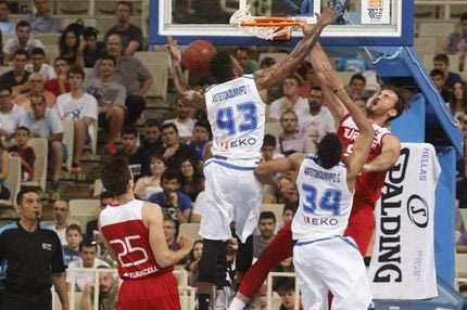 Η φοβερή τάπα του Θανάση Αντετοκούνμπο στον αντίπαλό του