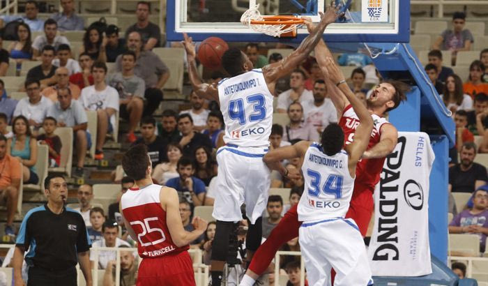 Η φοβερή τάπα του Θανάση Αντετοκούνμπο στον αντίπαλό του