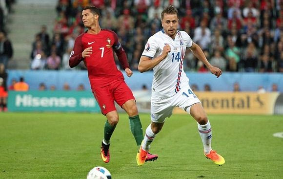 “Πληρωμένη” απάντηση από διεθνή Ισλανδό για τον αλαζόνα Ρονάλντο