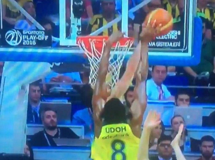 Εξωγήινος Μπαλμπάι έκοψε τον Ούντοχ στο κάρφωμα