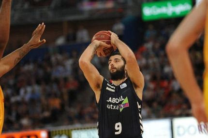 ΑΠΙΘΑΝΟ: Buzzer beater καλάθι του Μπουρούση στα 9 δέκατα!