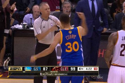 ΤΑ ΠΗΡΕ! Έξαλλος Κάρι για το 6ο φάουλ, πέτυχε φίλαθλο με τη μασέλα του