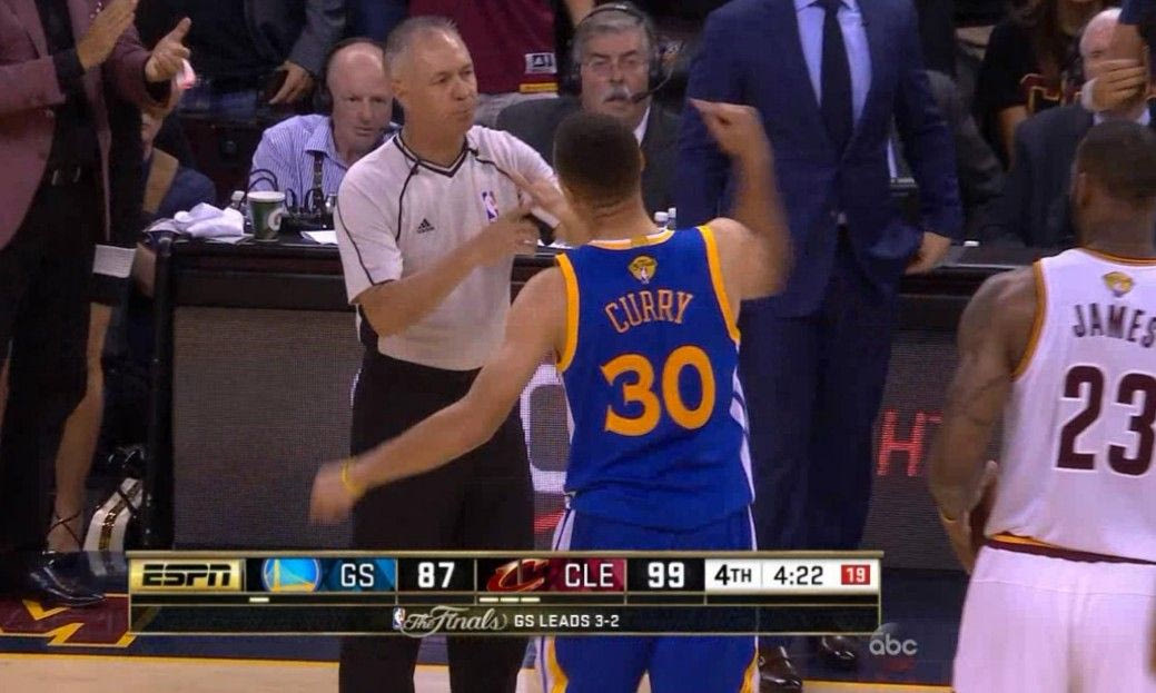 ΤΑ ΠΗΡΕ! Έξαλλος Κάρι για το 6ο φάουλ, πέτυχε φίλαθλο με τη μασέλα του