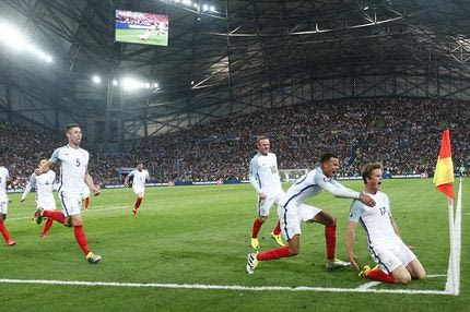 “Γκρέμισαν” τον φωτογράφο ο Άγγλοι παίκτες