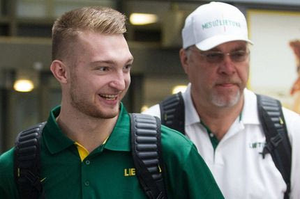 Ο Άρβιντας Σαμπόνις καμαρώνει τον υιό πριν από το draft