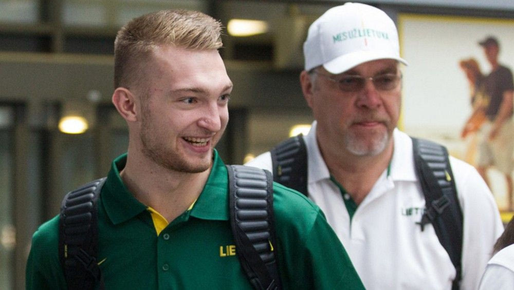 Ο Άρβιντας Σαμπόνις καμαρώνει τον υιό πριν από το draft