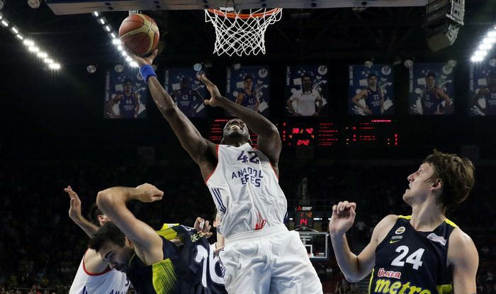 Επιβλητική η Εφές, ισοφάρισε τη σειρά με τη Φενέρ