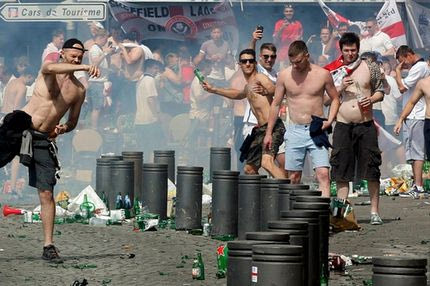 Απίστευτες oδομαχίες στη Μασσαλία μεταξύ αστυνομίας και Άγγλων οπαδών