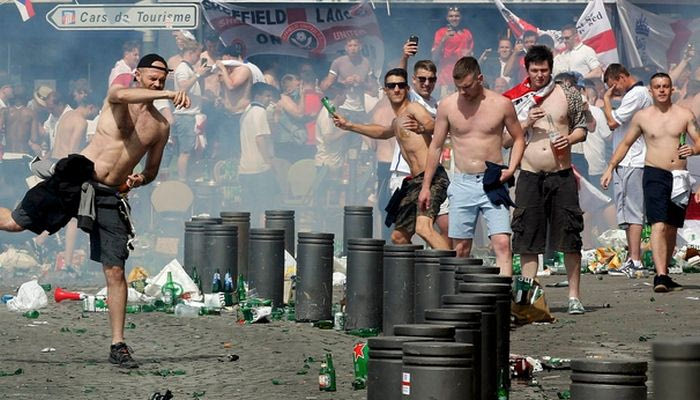 Απίστευτες oδομαχίες στη Μασσαλία μεταξύ αστυνομίας και Άγγλων οπαδών