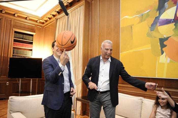 Τσίπρας σε Γκάλη: “Πως το κάνατε και στεκόσασταν στον αέρα;”