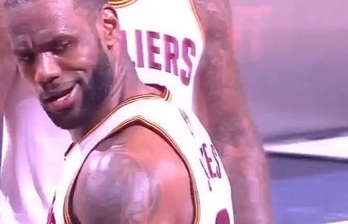 Τάπα και trash talk από τον Λεμπρόν στον Κάρι