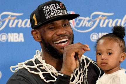 Τρολάρισμα σε Κάρι: Με μπλουζάκι… Warrior ο Λεμπρόν Τζέιμς!