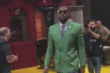 Ο Λεμπρόν εμφανίστηκε στο γήπεδο μ’ ΑΥΤΟ το σακάκι