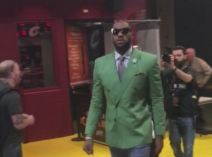 Ο Λεμπρόν εμφανίστηκε στο γήπεδο μ’ ΑΥΤΟ το σακάκι