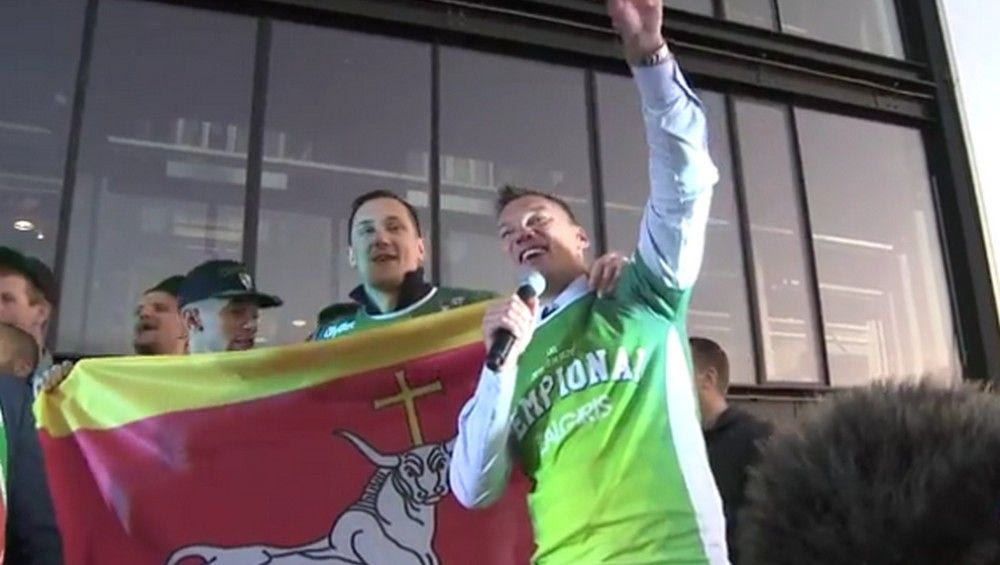 Πήρε το μικρόφωνο ο Σάρας και ξεσήκωσε τον κόσμο