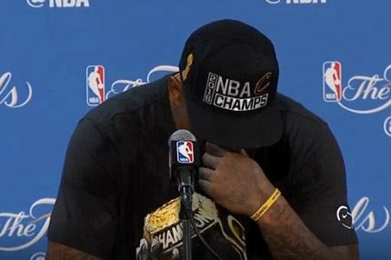 “Λύγισε” μπροστά στους δημοσιογράφους ο Τζέι Αρ Σμιθ