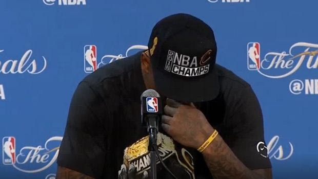 “Λύγισε” μπροστά στους δημοσιογράφους ο Τζέι Αρ Σμιθ