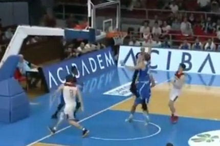 Φάση από ΝΒΑ: Θανάσης – Κουφός και κάρφωμα