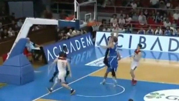 Φάση από ΝΒΑ: Θανάσης – Κουφός και κάρφωμα