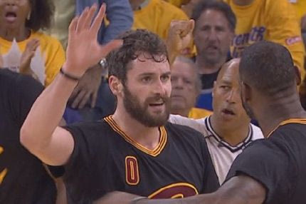 Άκαρδος Λεμπρόν: Αντί να δώσει το χέρι στον Λαβ, του φώναξε!