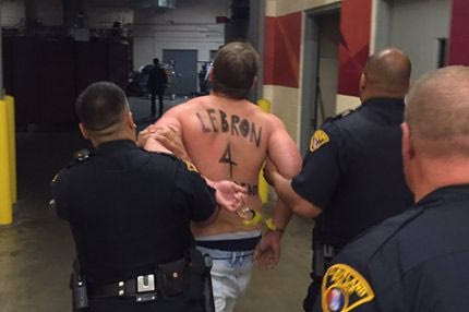 Εισβολέας με πολιτικό μήνυμα στο Καβαλίερς – Ουόριορς