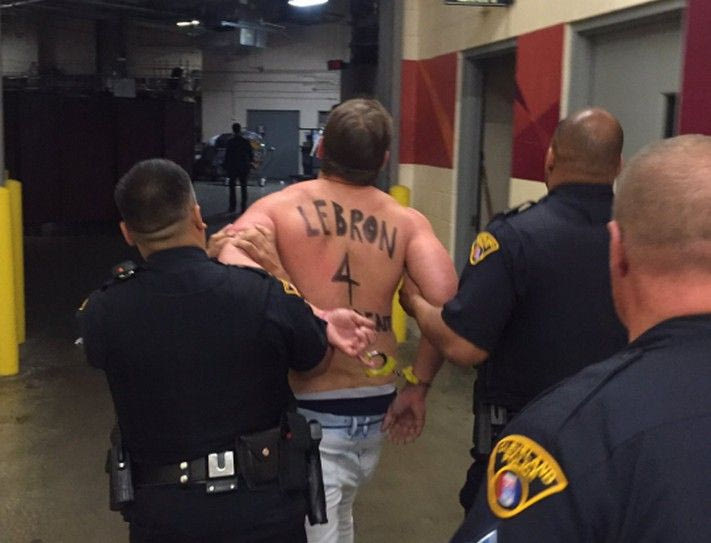 Εισβολέας με πολιτικό μήνυμα στο Καβαλίερς – Ουόριορς