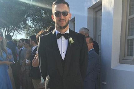 Η πόζα του Μανωλά στο γάμο του