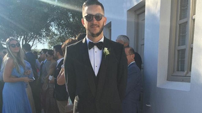 Η πόζα του Μανωλά στο γάμο του