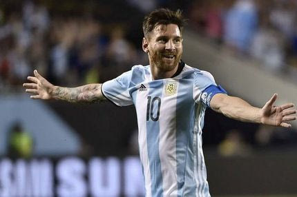 Αυτόγραφο και… προσκύνημα για τον Μέσι μέσα στο γήπεδο