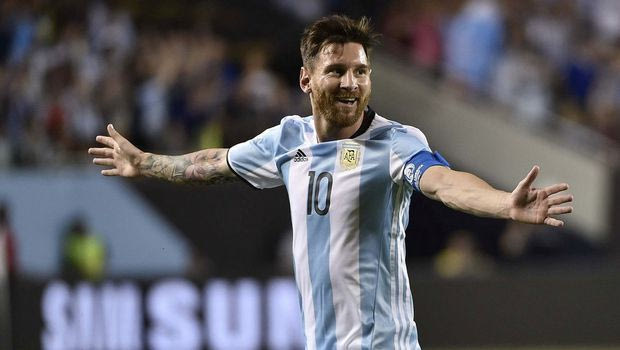 Αυτόγραφο και… προσκύνημα για τον Μέσι μέσα στο γήπεδο