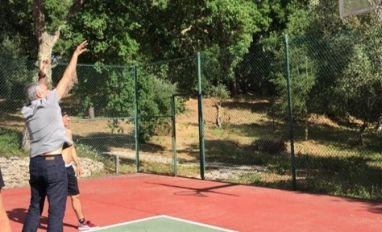 Ο Μουρίνιο παίζει μπάσκετ και τρολάρει παιδάκια!