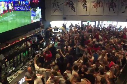 “Τρελάθηκαν” οι Άγγλοι στο γκολ του Στάριτζ: Πετούσαν τις μπύρες στον αέρα!