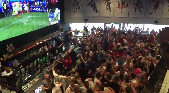 “Τρελάθηκαν” οι Άγγλοι στο γκολ του Στάριτζ: Πετούσαν τις μπύρες στον αέρα!