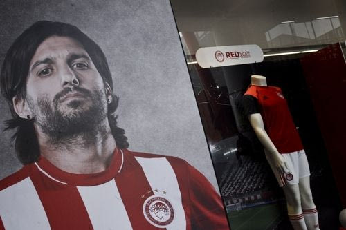 Δέκα κλικ από την παρουσίαση της νέας φανέλας γεμάτα… Ολυμπιακό!